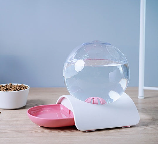 PetHaven.comPet automatic drinking fountainPet automatic drinking fountainMaterial: ball / AS; other / PP
 
 Product size: 29*18*23 cm
 
 Capacity: 2.8L
 
 Compact body, spherical water bottle, large capacity. Semi-circular small bowl to e0