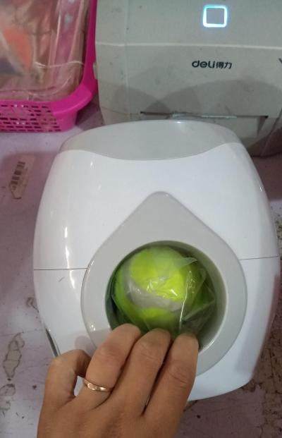 PetHaven.comSmart Pet Feeder Tennis Ball Missing Device Throwing Reward MachineSmart Pet Feeder Tennis Ball Missing Device Throwing Reward MachineOverview:
 
 
 1. This is a good helper to train your dogs.
 
 --Training your dog to put the ball into the machine
 
 --Wait for the ball roll out along the track (bowls