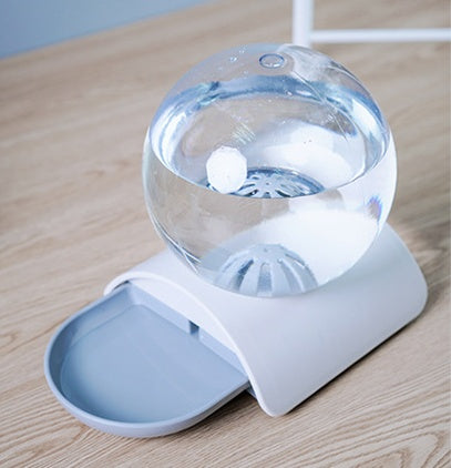 PetHaven.comPet automatic drinking fountainPet automatic drinking fountainMaterial: ball / AS; other / PP
 
 Product size: 29*18*23 cm
 
 Capacity: 2.8L
 
 Compact body, spherical water bottle, large capacity. Semi-circular small bowl to e0