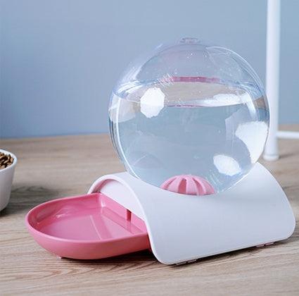 PetHaven.comPet automatic drinking fountainPet automatic drinking fountainMaterial: ball / AS; other / PP
 
 Product size: 29*18*23 cm
 
 Capacity: 2.8L
 
 Compact body, spherical water bottle, large capacity. Semi-circular small bowl to e0